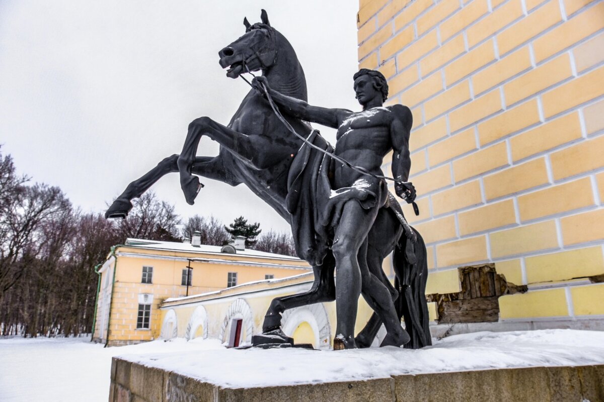 Скульптура перед Конным Двором - Георгий А