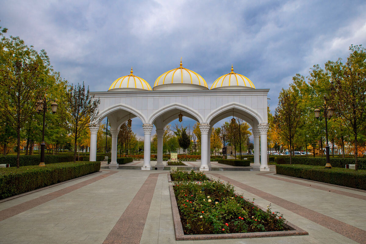 Парк вокруг Мечети "Гордость мусульман" г. Шали, Чечня. - Дина Евсеева