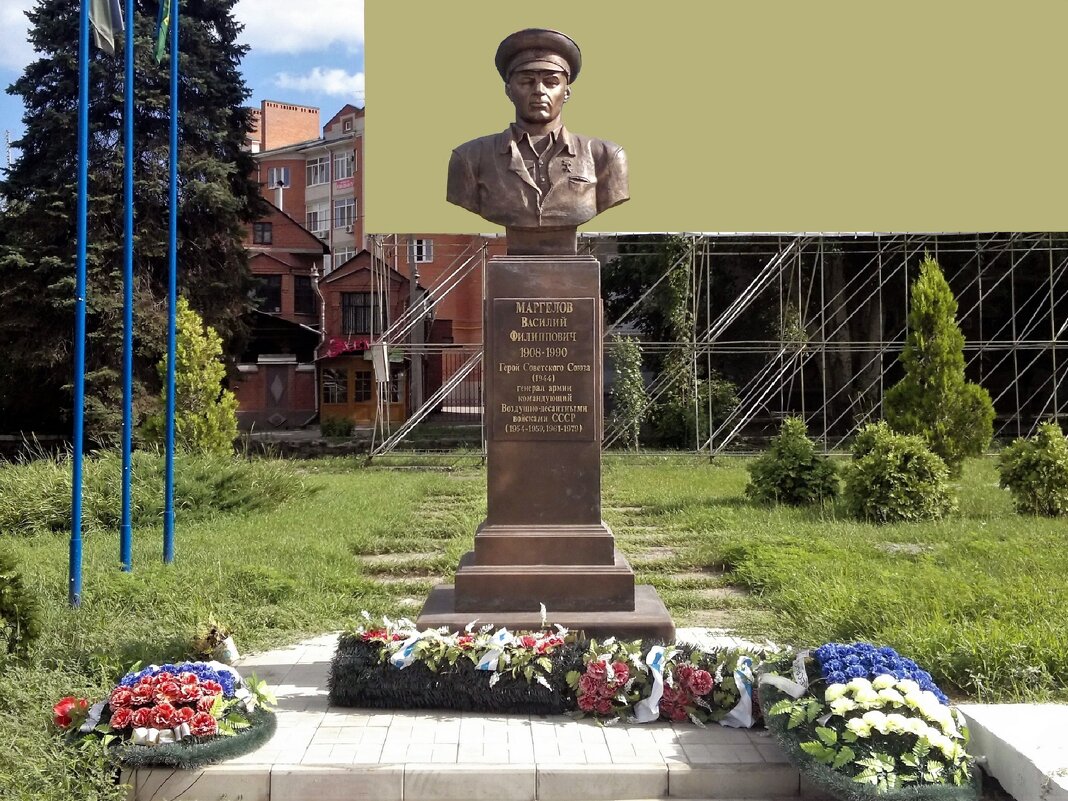 Таганрог. Памятник Василию Филипповичу Маргелову. - Пётр Чернега