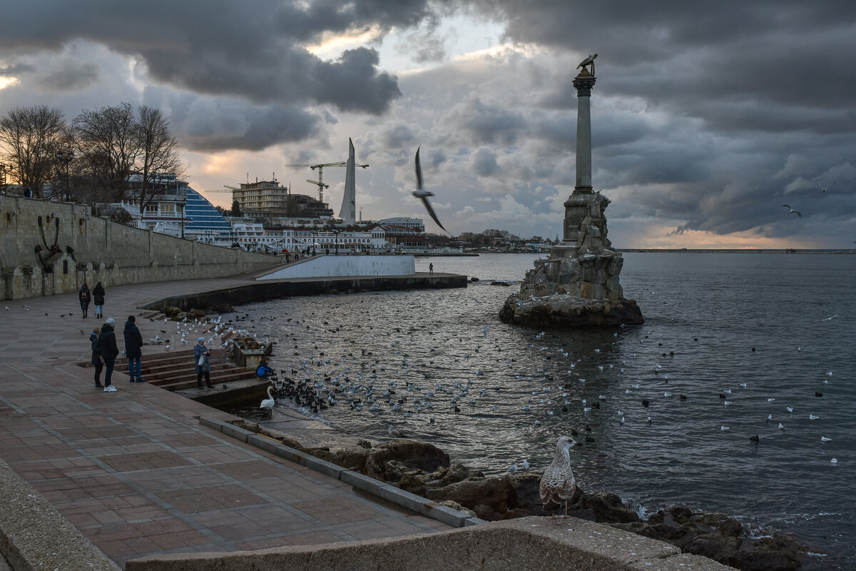 Вечером у памятника Затопленным кораблям - Игорь Кузьмин