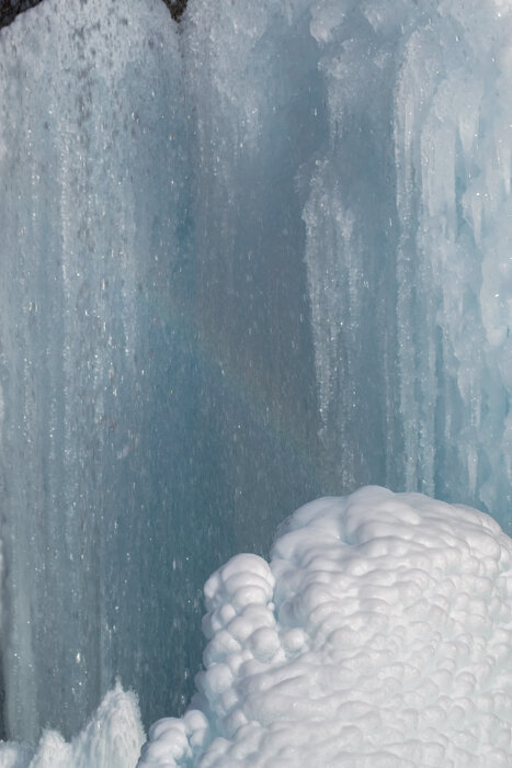 В солнечную погоду внутри фонтана бывает радуга - Сергей Цветков