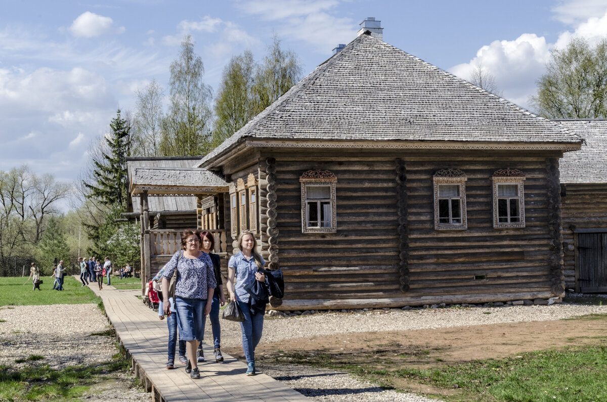 Музей деревянного зодчества Витославицы. Крестьянская изба крытая осиновой щепой (черепицей) - Стальбаум Юрий 