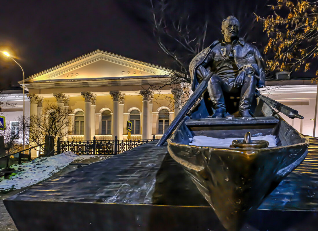 Памятник М.А. Шолохову на фоне музея современного искусства - Георгий А