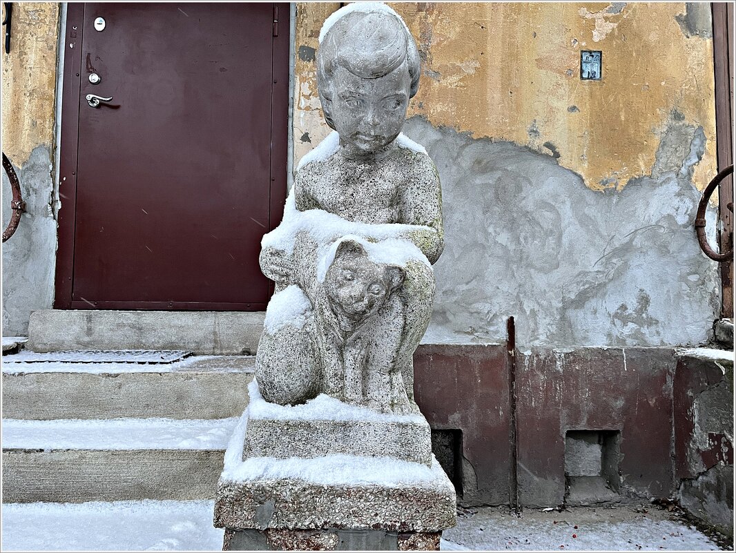 Старая скульптура у старого дома. - Валерия Комова