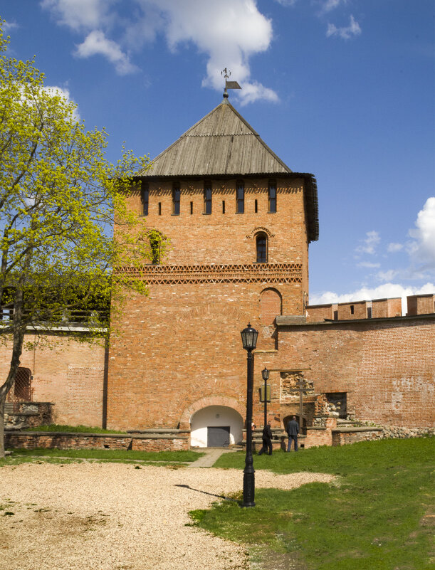 Великий Новгород, вид одной из башен с внутренней части Кремля - Стальбаум Юрий 