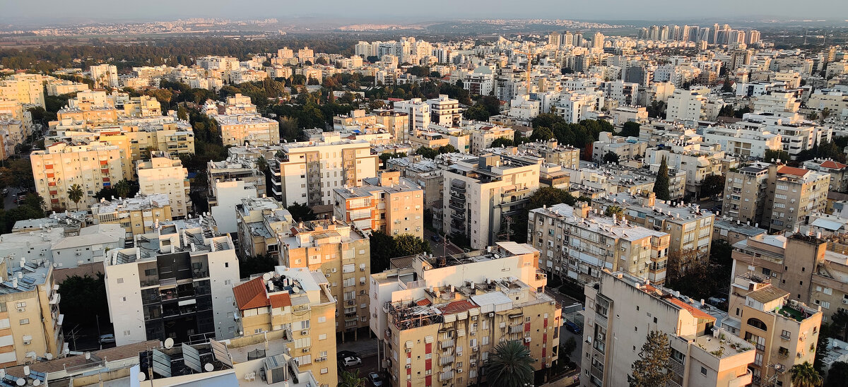 Вид города с 15 этажа на закате. Петах -Тиква.Израиль - Светлана Хращевская