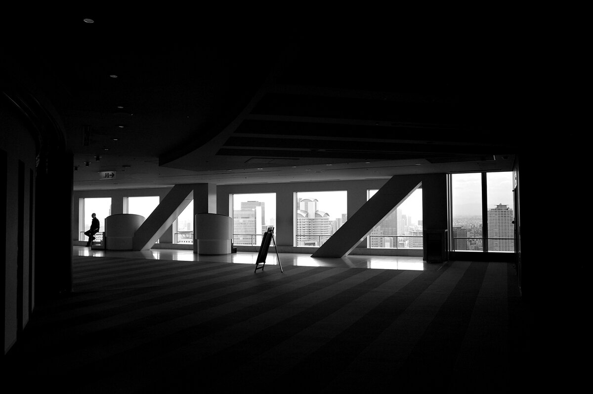Внутри Sky Lounge 39 этаж Небоскреба Умэда Umeda Sky Building Осака Япония - wea *