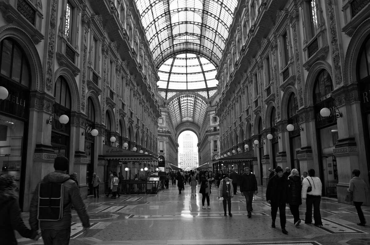 Внутри галереи  Galleria Vittorio Emanuele II Милан Италия - wea *