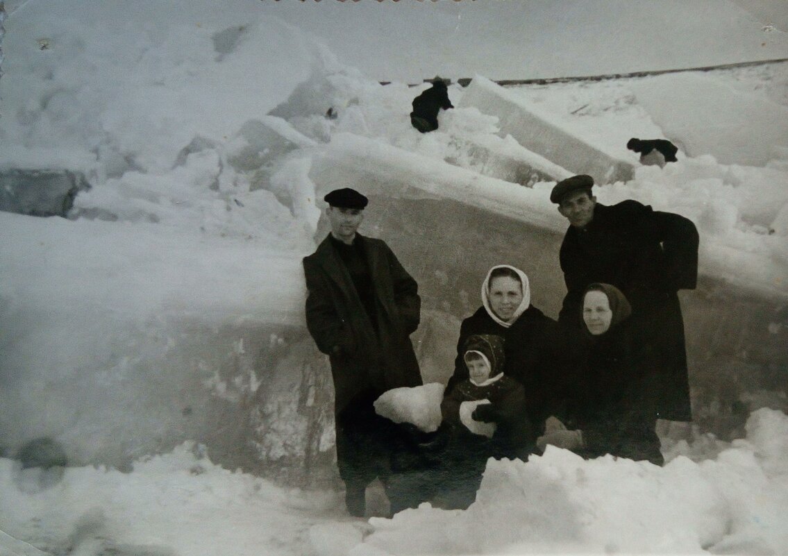 Дудинка. 1958 год. Родители с друзьями - Сергей Тимоновский