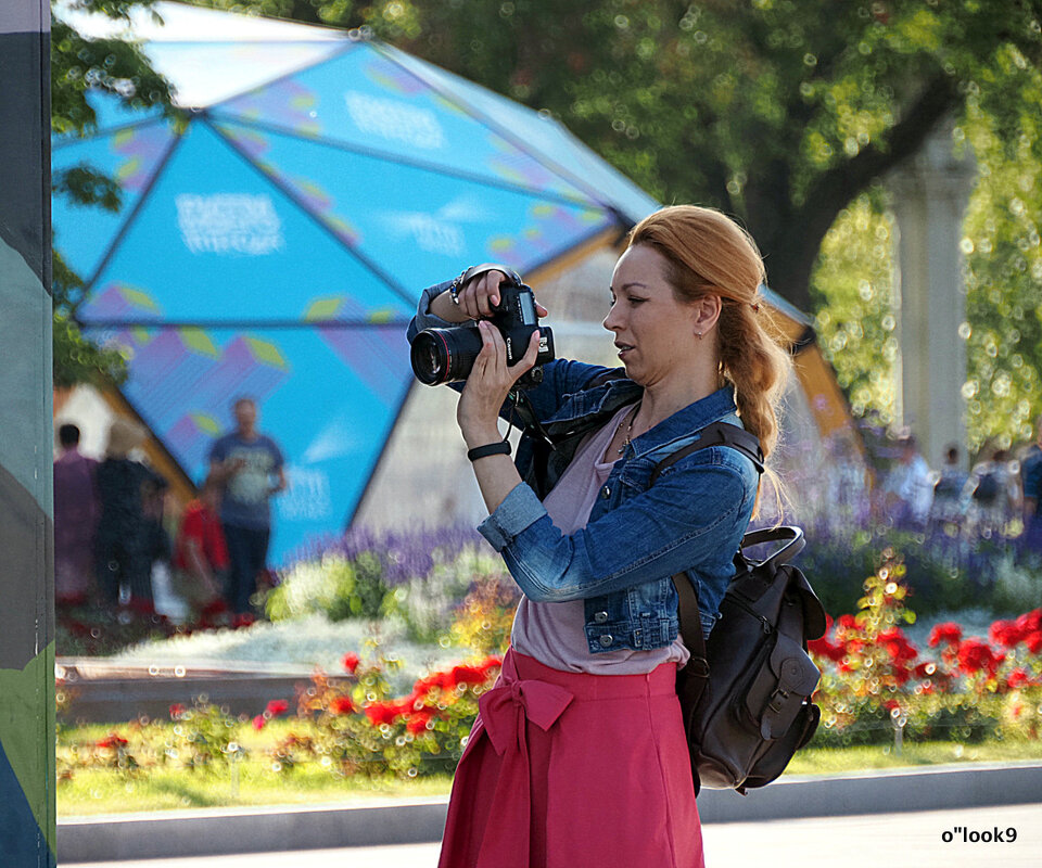 девушка и фотоаппарат - Олег Лукьянов