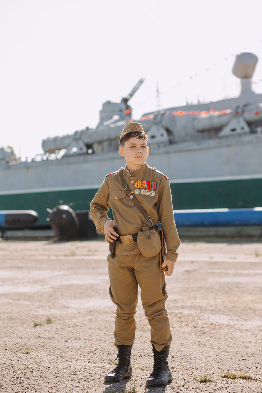 Мальчик в военной форме. Военная техника - Евгений Николаев