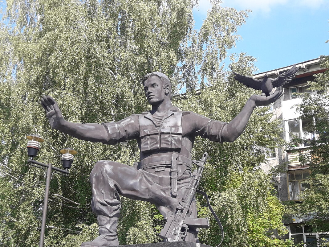 Памятник воинам-интернационалистам в Ревде. - Иван Обожин