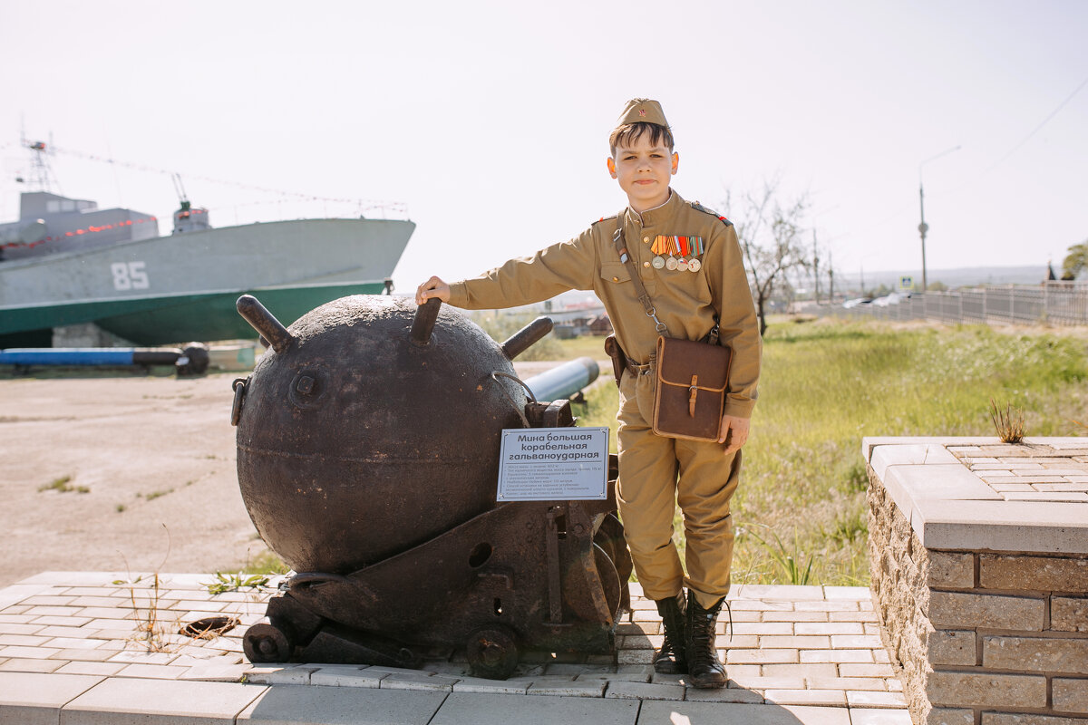 Мальчик в военной форме. Военная техника - Евгений Николаев