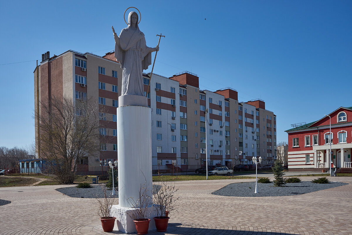 Статуя Пресвятой Богородицы возле собора - Олег Манаенков