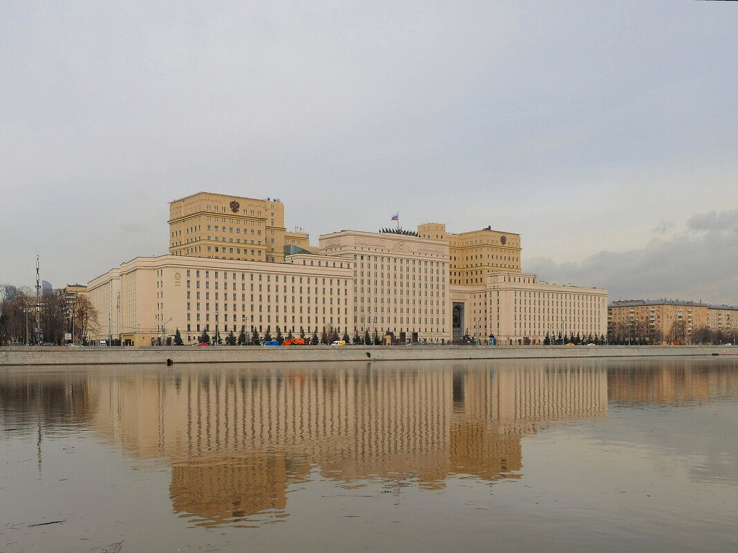 Здание МО России из апрельской прогулки вдоль реки Москва 2023 гю - Евгений Седов