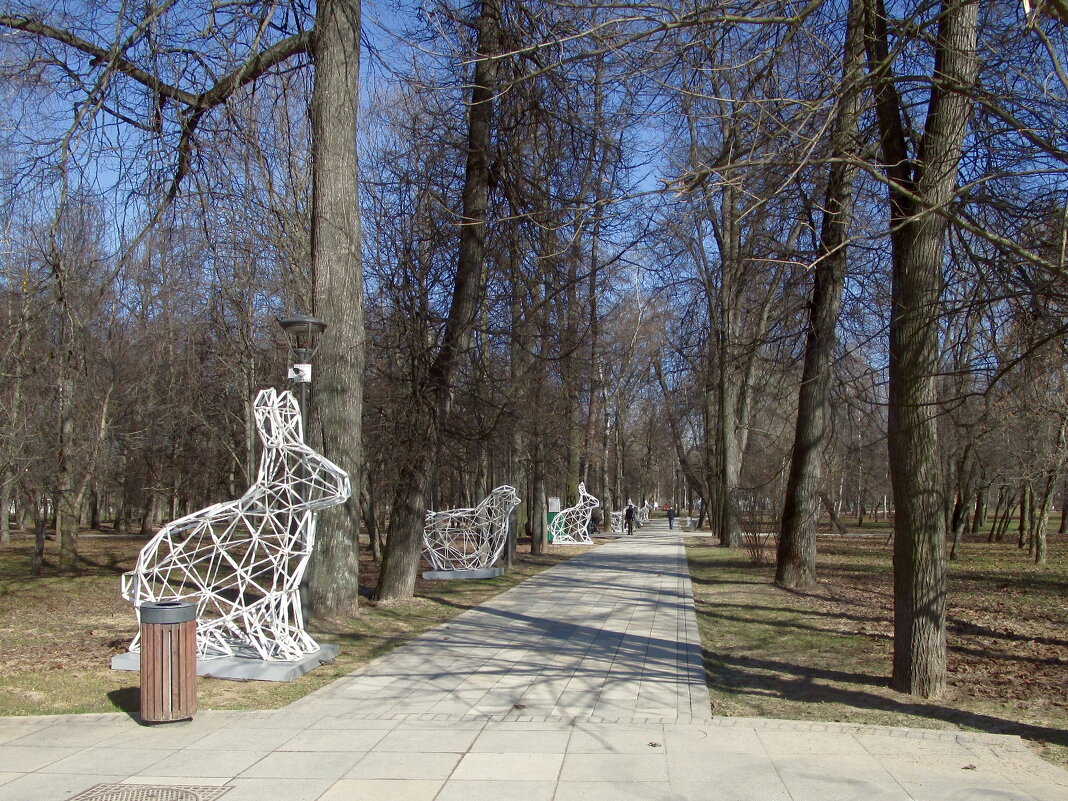 Арт объекты на липовой аллеи в парке. - Ольга Довженко