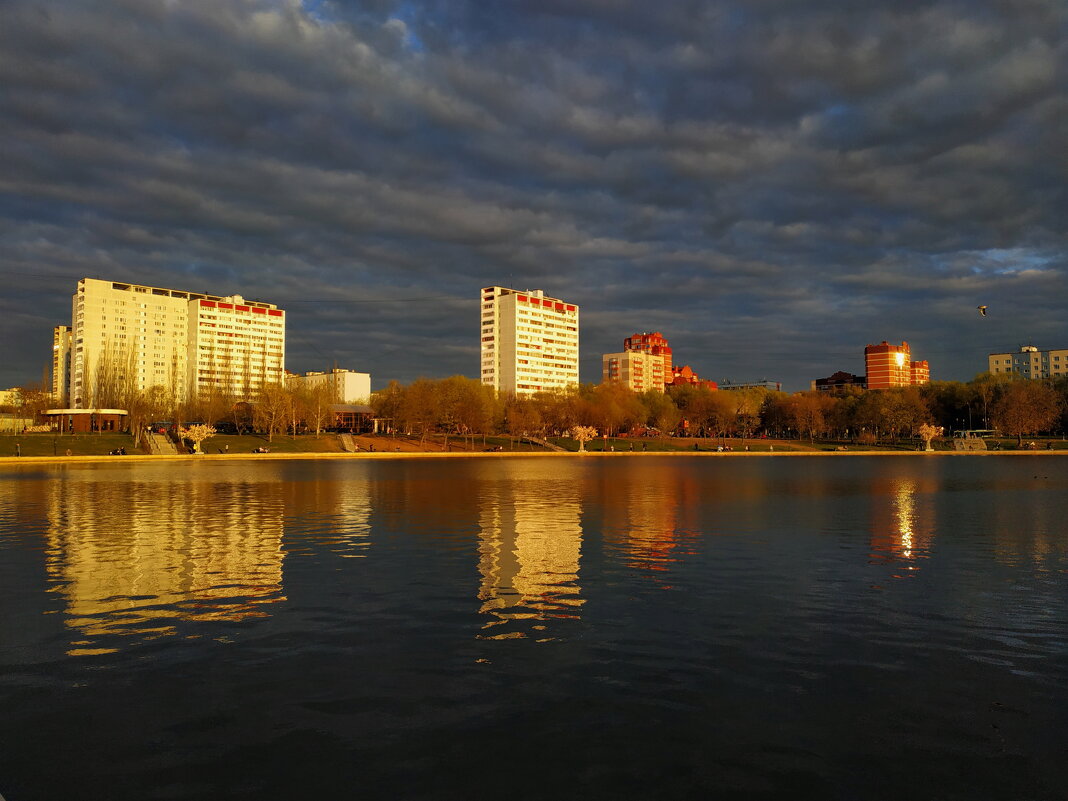 Настоящий апрель в городе - Андрей Лукьянов