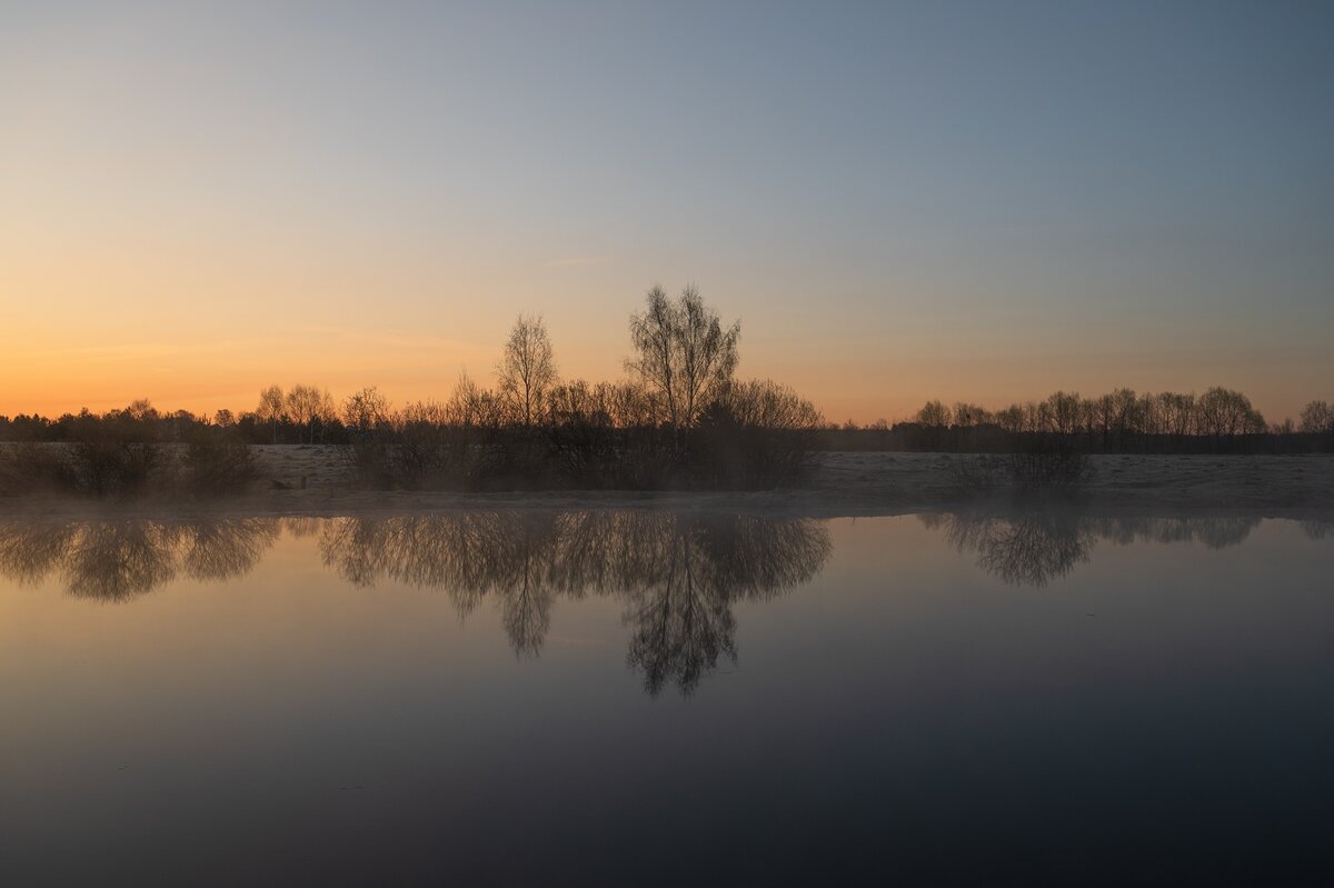 Весеннее утро на лесном озере. - Виктор Евстратов