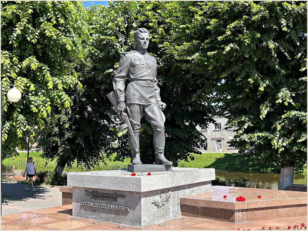 Памятник герою Советского Союза Гусеву С.И. - Валерия Комова