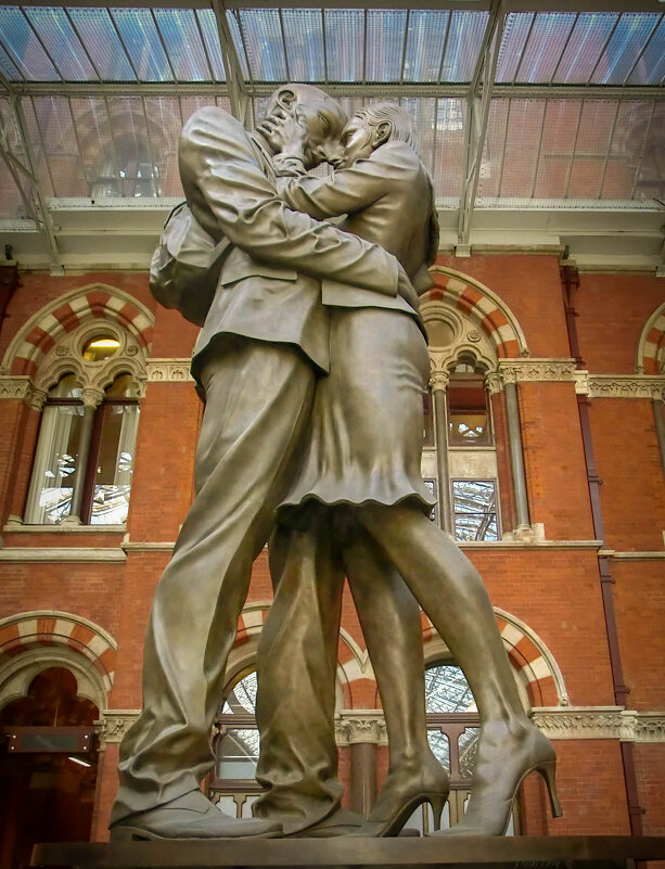 Скульптура влюблённых на каком-то вокзале в Англии. - Зореслав Волков