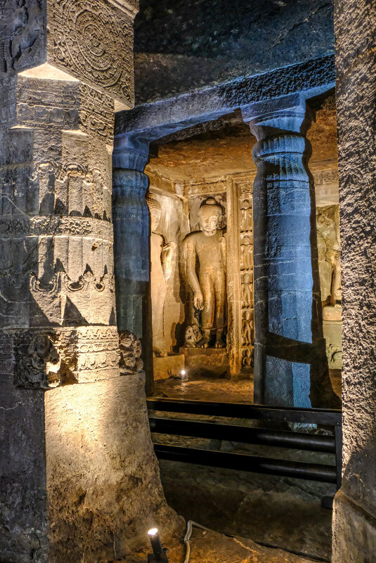 В вырезанном скале пещерном храме Аджанта - Георгий А