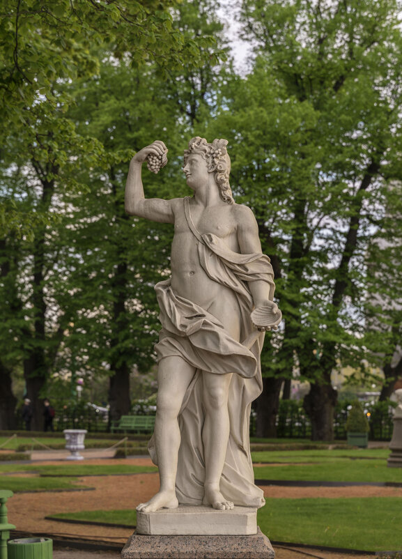 Статуя Вакха ( Бахуса) в летнем саду. - Наталия 