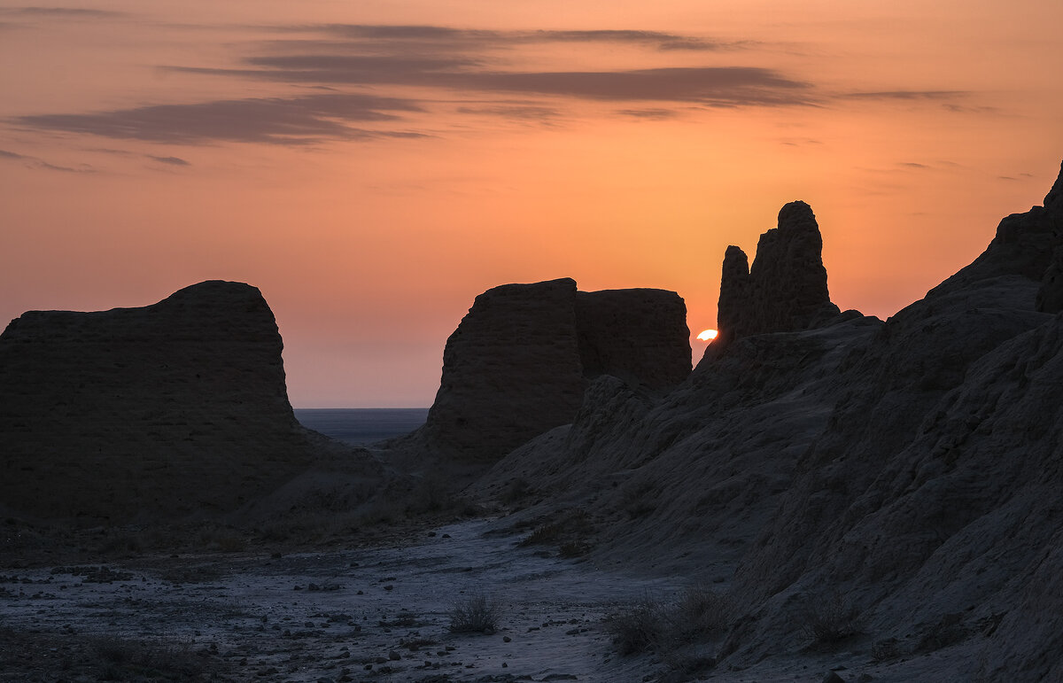 Узбекистан, Кара-кумы, рассвет над крепостью древнего Хорезма Аяз-кала - Galina 