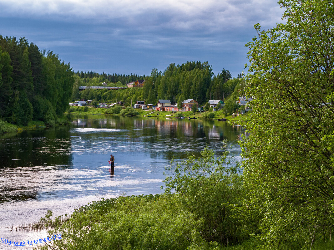 Ловля благородного деликатесного хариуса на таёжной реке Ухта, рыбаки стоят в русле и оно того стоит - Николай Зиновьев