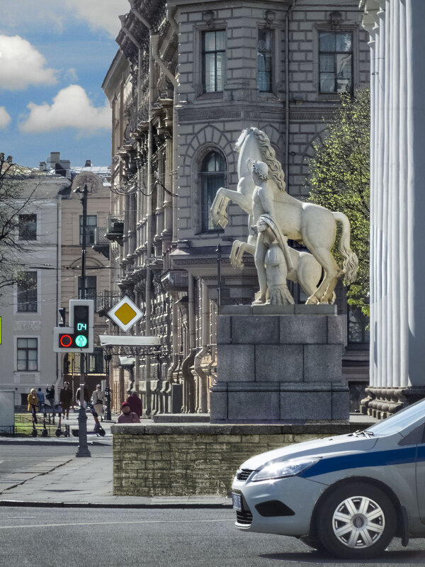 Мраморные статуи братьев-Диоскуров на колоннаде у входа в Конногвардейский Манеж - Стальбаум Юрий 