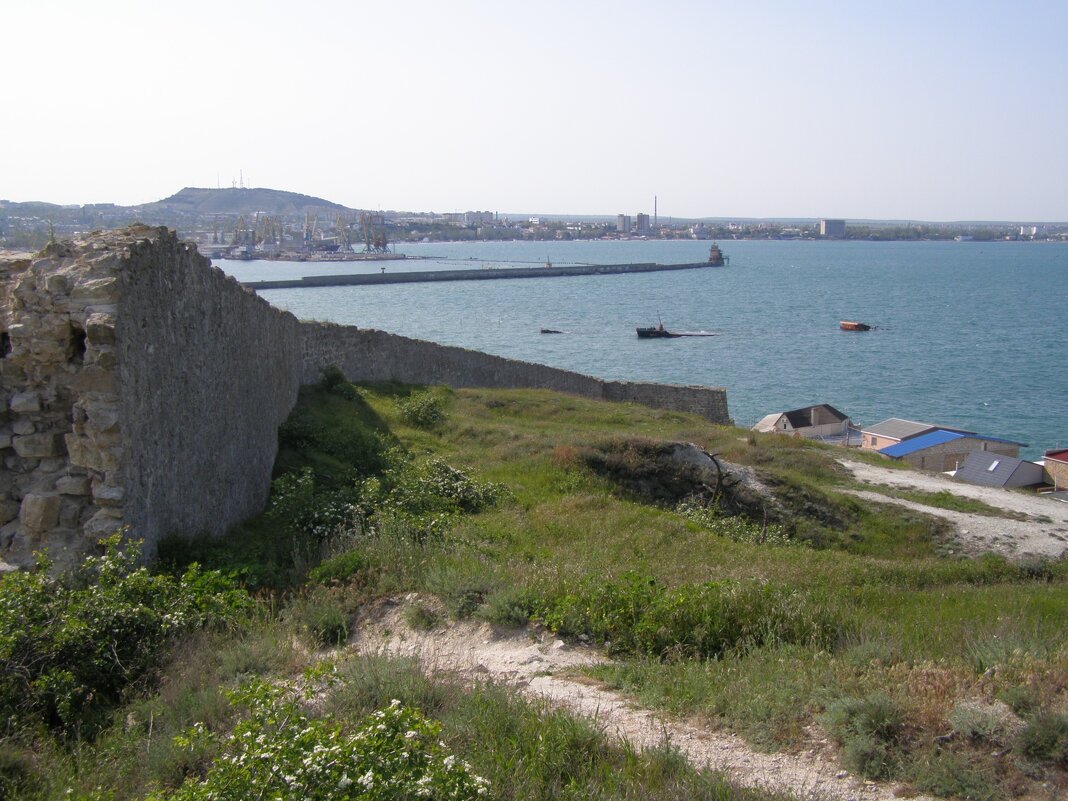 Вид на порт и остатки крепостной стены - Анна Воробьева