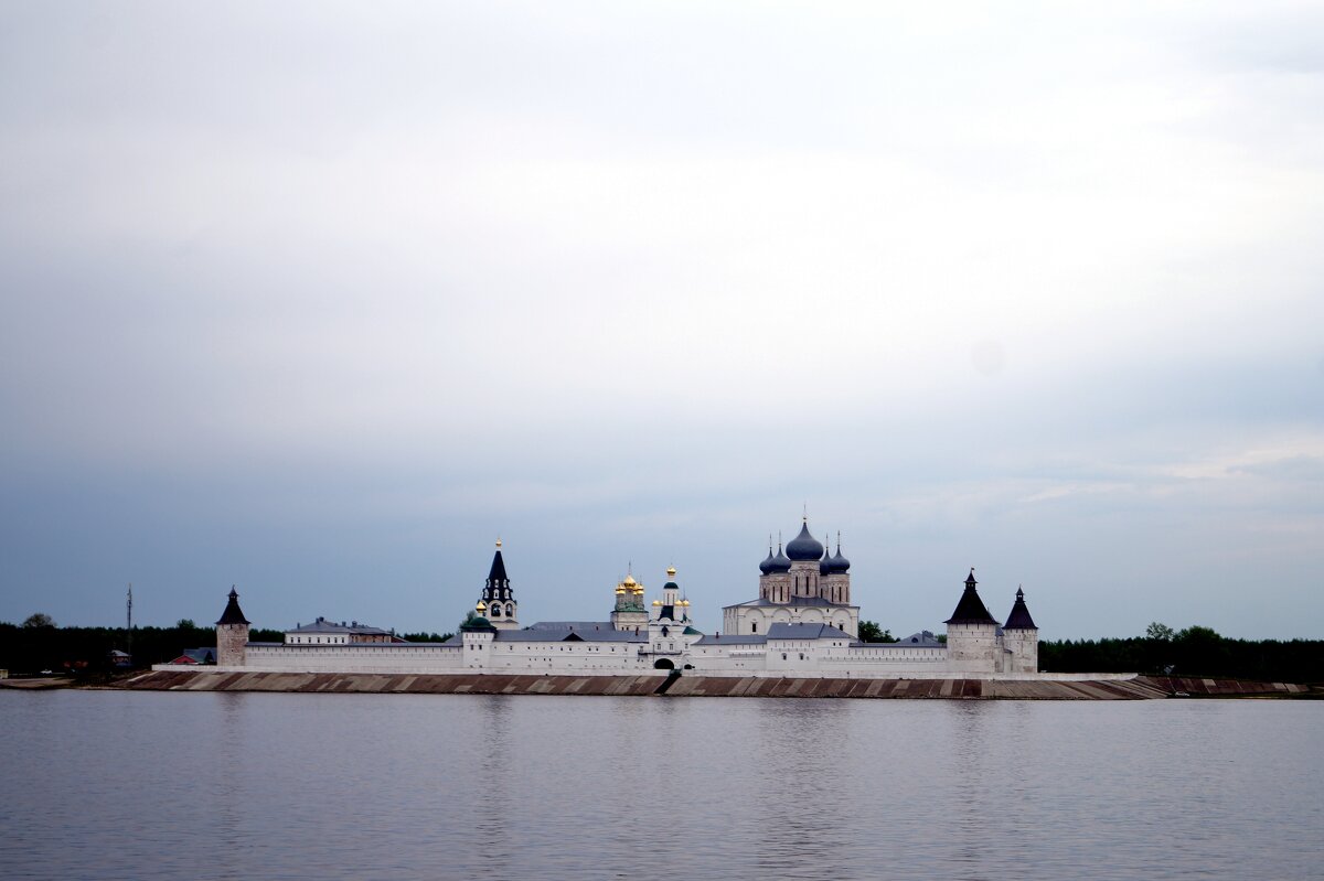 Слева по борту Макарьев монастырь - Gal` ka