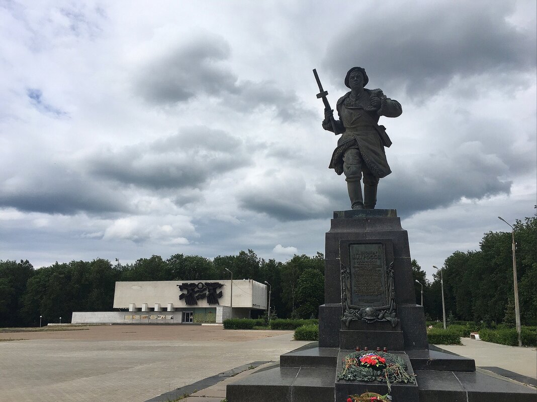 Велликие Луки. Памятник Александру Матросовую 28 июня 2023 года - Владимир Павлов