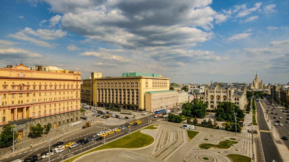 на левой стороне здание ФСБ - Георгий А