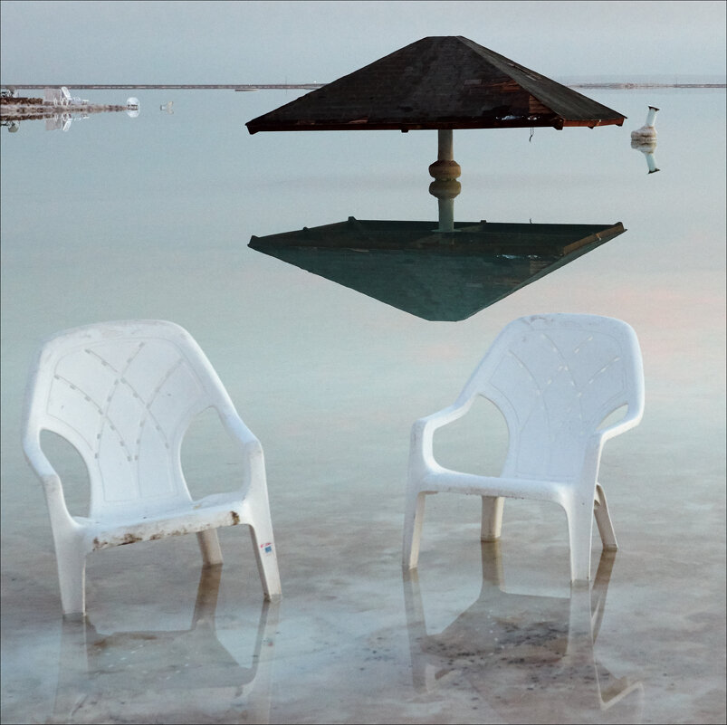 Позирующие стулья на фоне Мёртвого моря. - Валерий Готлиб