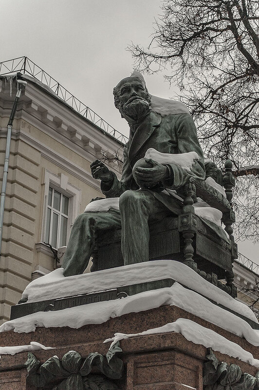 Памятник Н.И. Пирогову на Б. Пироговской улице в Москве. - Игорь Олегович Кравченко
