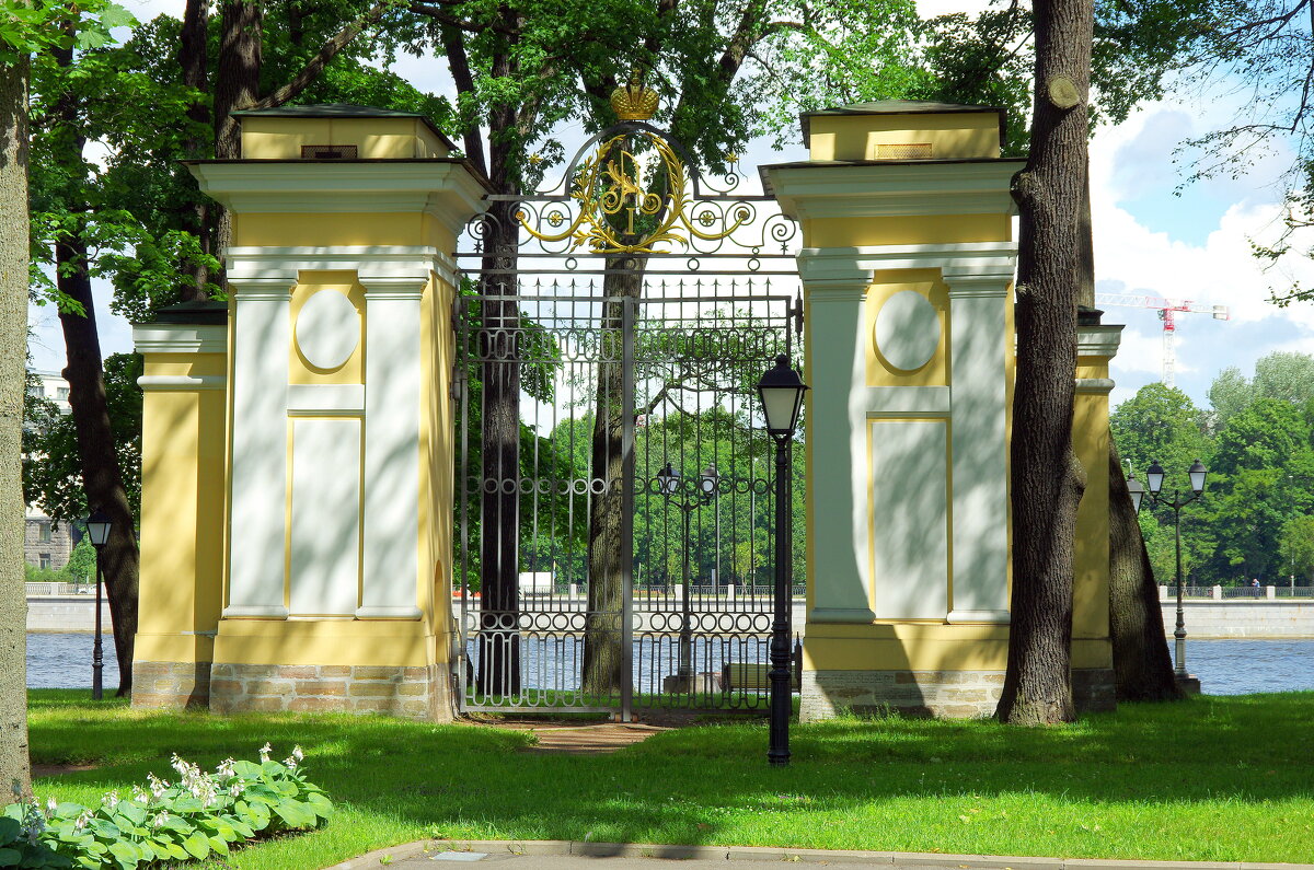 Ворота без ограды с вензелем одного из хозяев дворца Александра Первого. - Валерий Новиков
