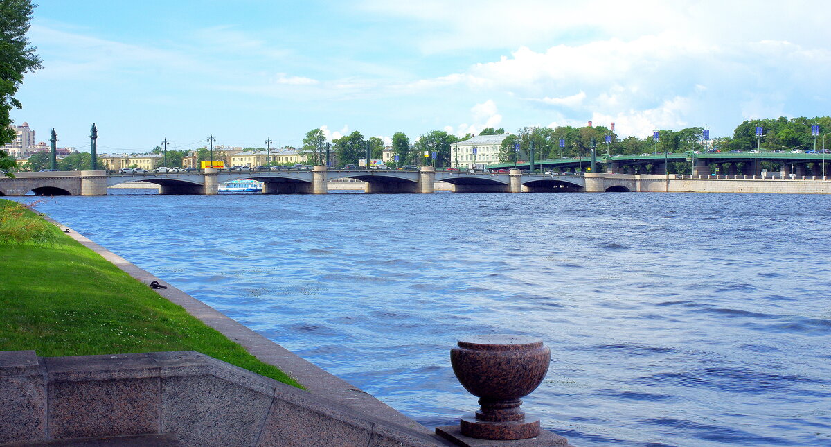 Вид на Ушаковский мост из парка Каменноостровского дворца. - Валерий Новиков