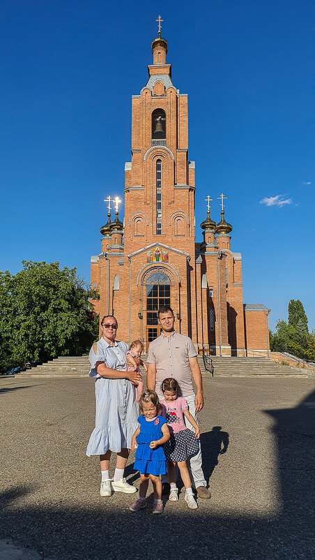 Семья на фоне Покровского собора - Павел Белоус