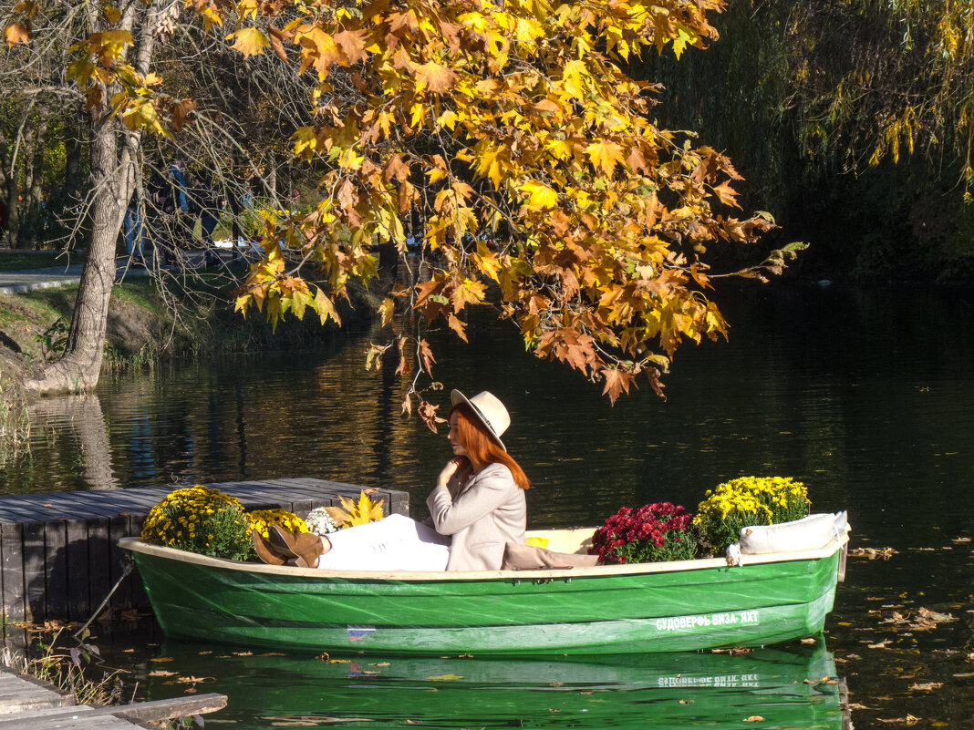 Осень и девушка в лодке - Валентин Семчишин