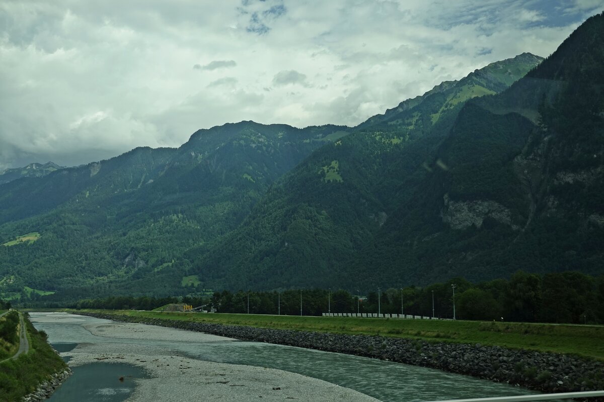 Река Рейн в Графстве Лихтенштейн...дождливо - Galina Dzubina