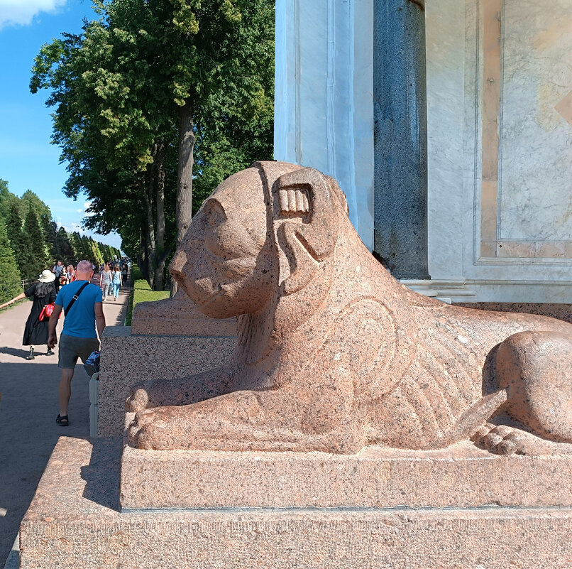 Гранитный лев в нижнем парке Петергофа - Стальбаум Юрий 