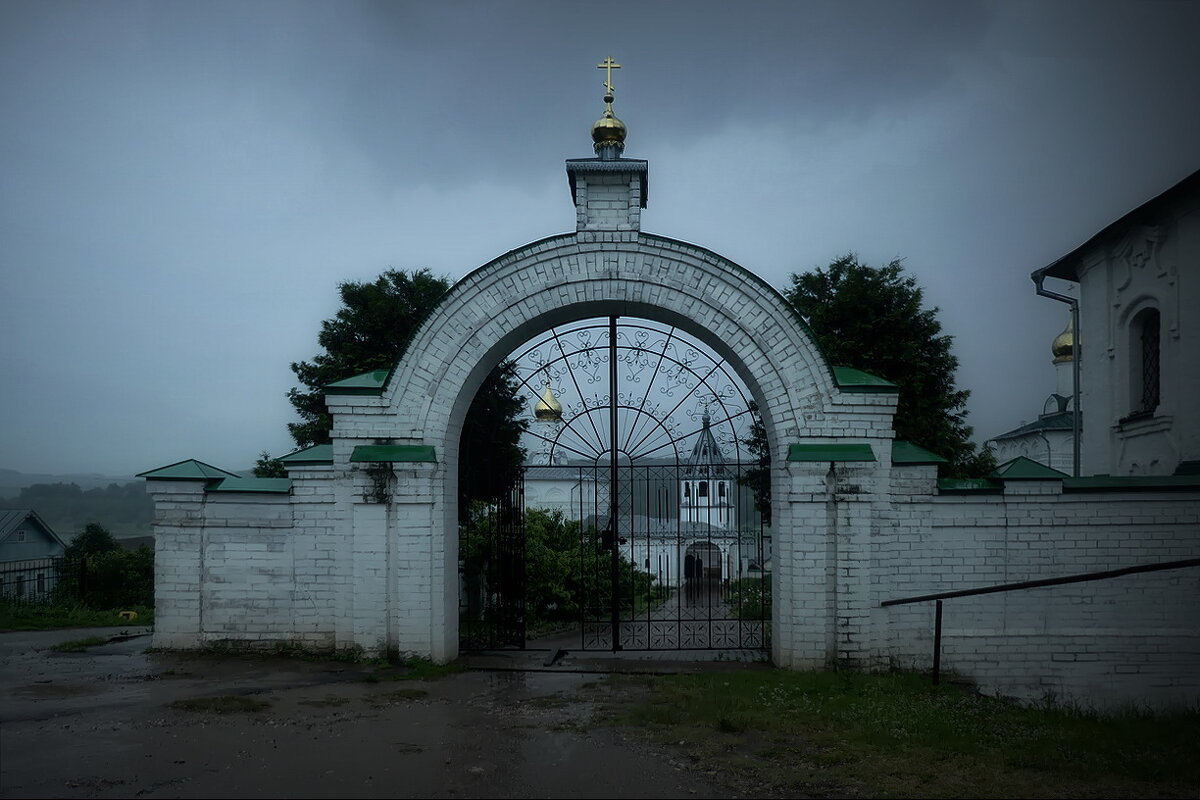 Свято - Успенский Космин Яхромский мужской монастырь ( главный вход во время дождя ) - Владимир Шошин