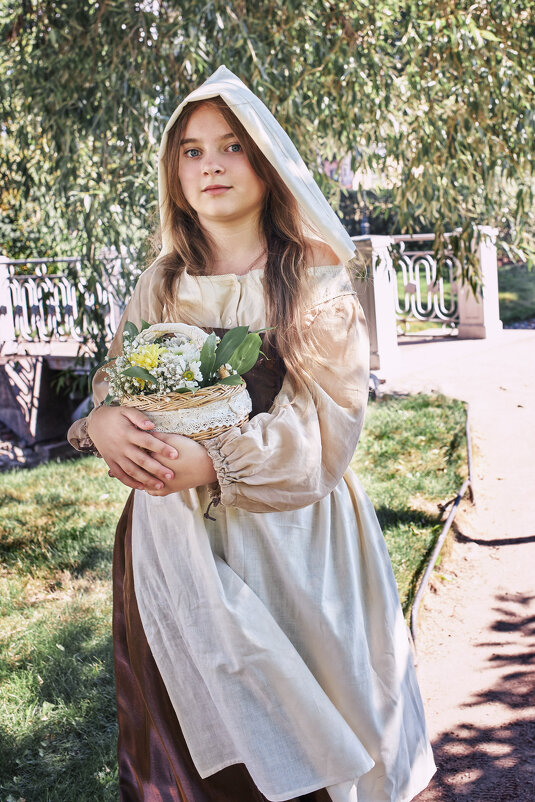 Девочка с корзиной цветов - Алексей Корнеев