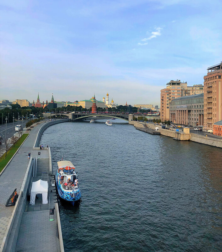 Москва. Вид с патриаршего моста на московский кремль. - Николай Феофанов