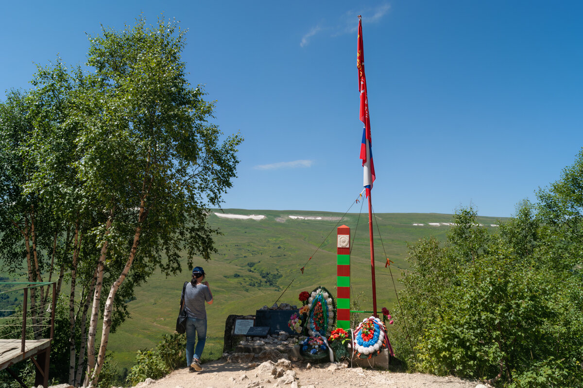 ПАМЯТНИК ПАВШИМ ВОИНАМ-ПОГРАНИЧНИКАМ НА АЗИШСКОМ ПЕРЕВАЛЕ - Игорь Сикорский