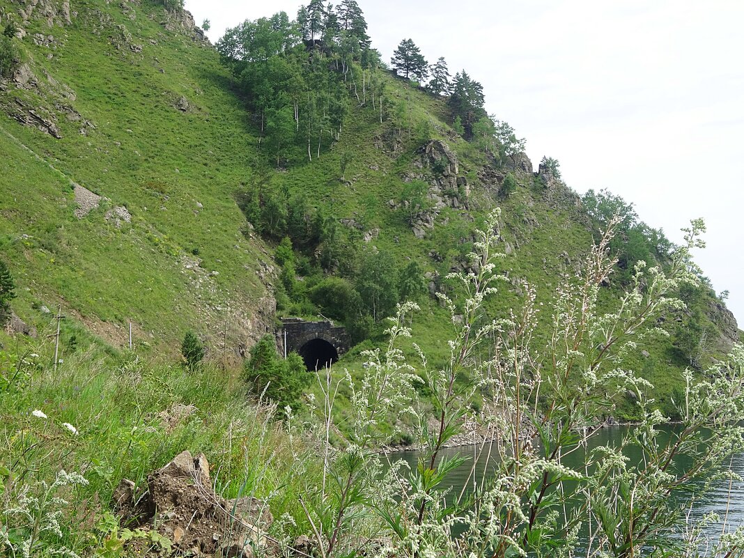 Тоннель в скале. Кругобайкальская железная дорога - Лидия Бусурина