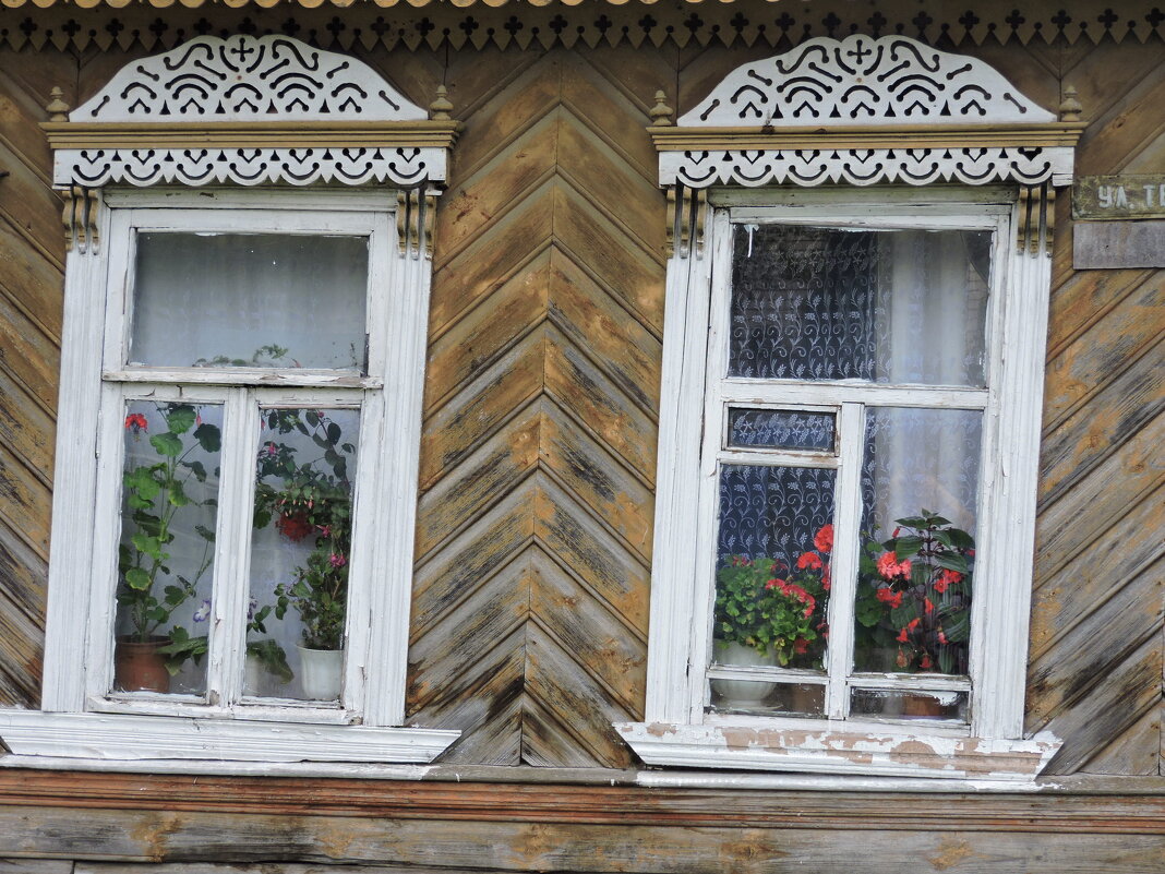 Милая герань в окне старого дома. - Мария Васильева