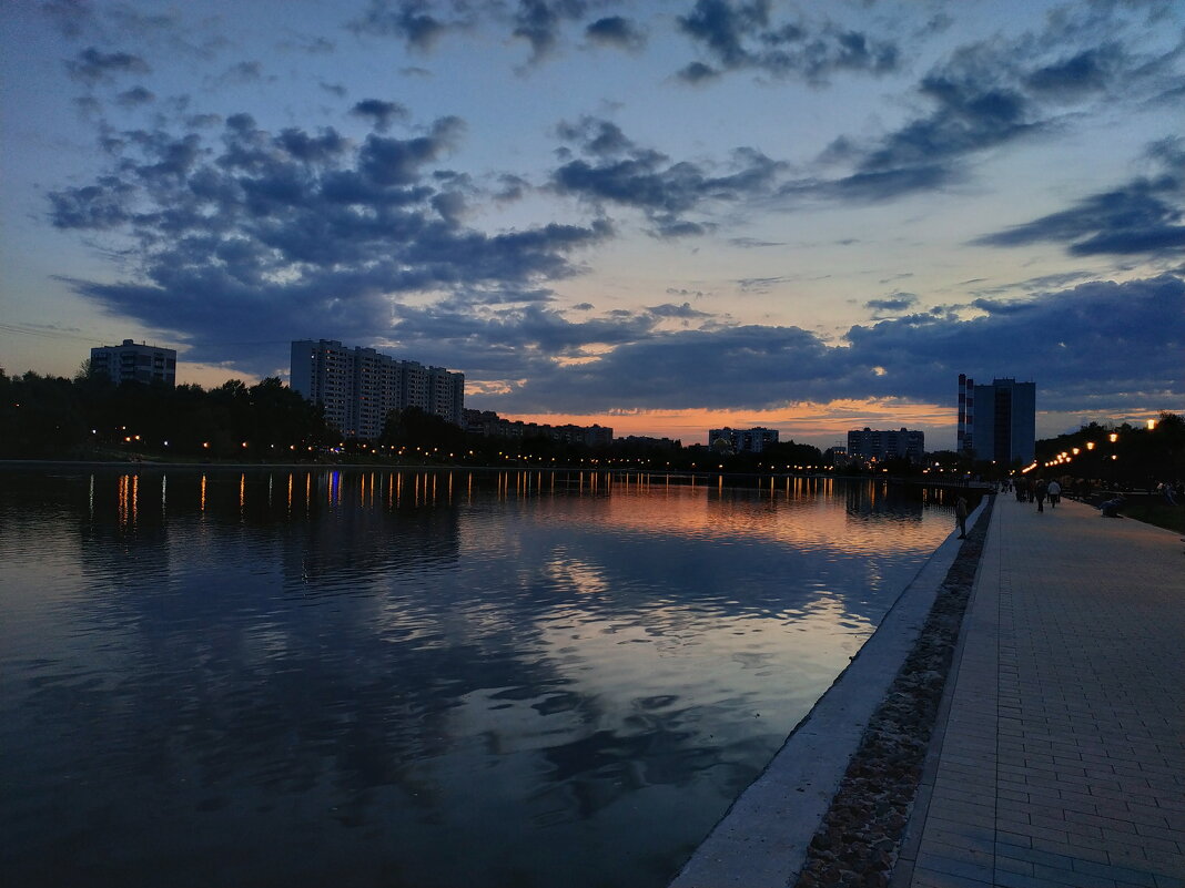 Еще тёплый вечер на пруду - Андрей Лукьянов