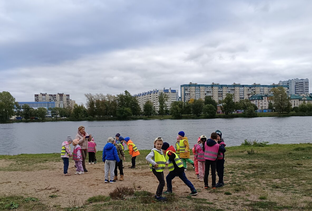 Дети в парке на прогулке - Мария Васильева