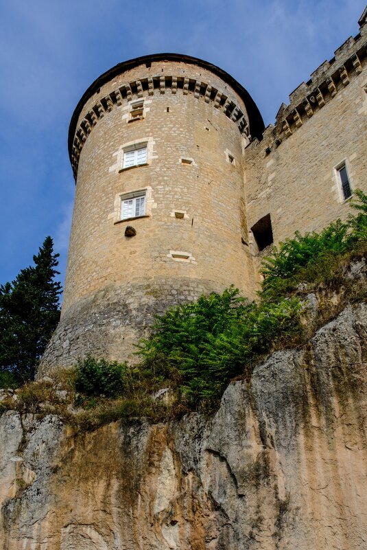 Замок Кабререц башня 15-ого века - Георгий А
